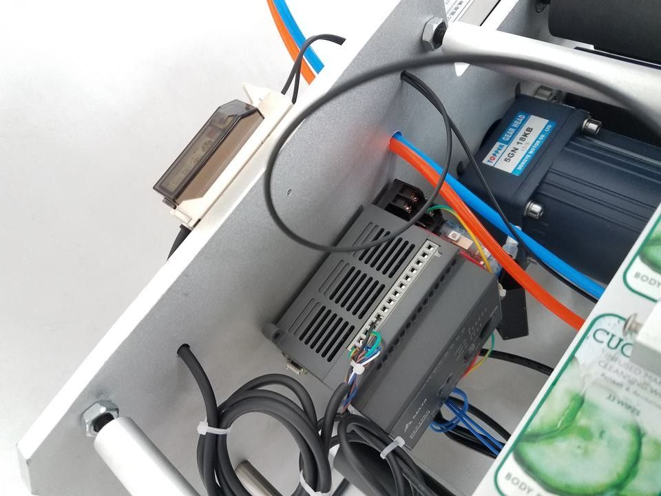 Masaüstü yapışkan etiket yarı otomatik şişe etiket uygulayıcı pnevmatik tür