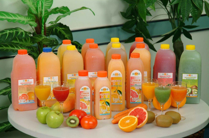 Cam Şişeler İçin Sıcak Otomatik Dolum Makinesi Küçük Ölçekli Meyve Suyu Dolum Makinesi Pet Şişe İçecek Dolum Makinesi