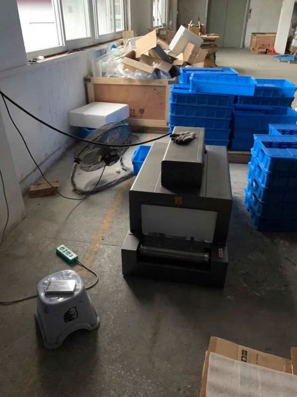 Sıcak Satış Küçük Plastik Film Sıcaklık Tüneli Şişe / Kutusu için Kemirme Paketleme Makinesi Kolay Çalıştırmak