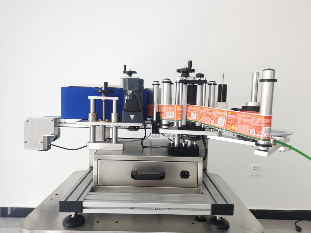 Yüksek Hızlı Masaüstü Etiket Uygulama Makinesi Yuvarlak Şişe Su Şarap Kozmetik Ambalajları İçin Kendinden Yapışkanlı Etiket Dağıtımı