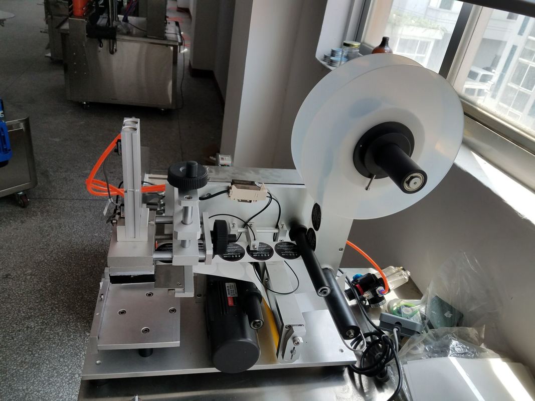 Profesyonel Özelleştirilmiş Düz Yüzey Etiketleme Makinesi Kutu/torba/kapak Etiket Etiketi Kare Şişe Etiket Dağıtıcısı