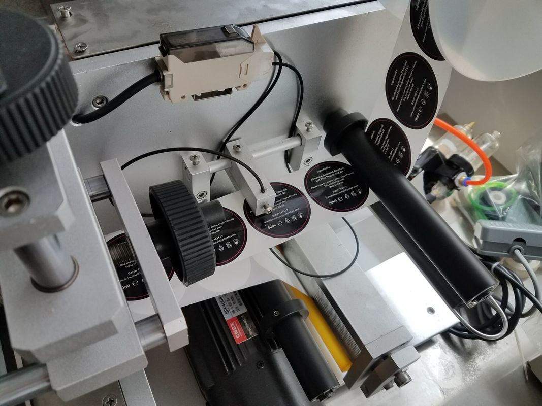 Düz Yüzey, Kare Şişe için Yüksek Hassasiyetli Üst Taraf Etiketleme Makinesi, Fabrika Fiyatı