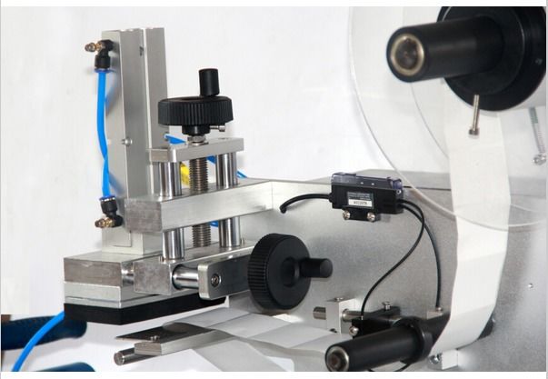 Yüksek hassasiyetli sabit düz yüzey etiketleme makinesi küçük işletmeler için kare şişe, kutu çok taraflı kompakt etiket çıkartması