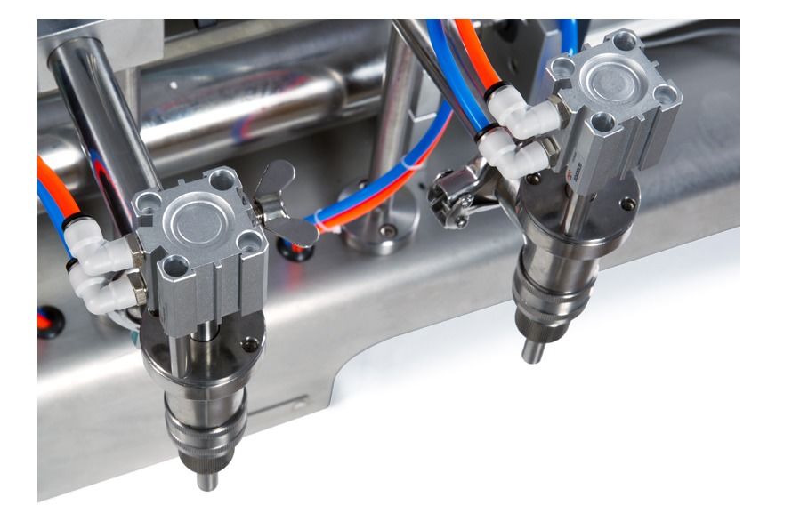 Yüksek hassasiyetli Piston Tipi Çift Düzenli Düzlükler Soft Drink Sıvı Doldurma Makinesi/Su Doldurma Makinesi