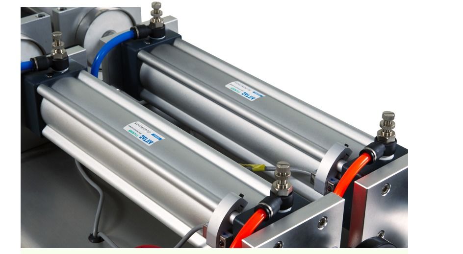 Yüksek hassasiyetli Piston Tipi Çift Düzenli Düzlükler Soft Drink Sıvı Doldurma Makinesi/Su Doldurma Makinesi