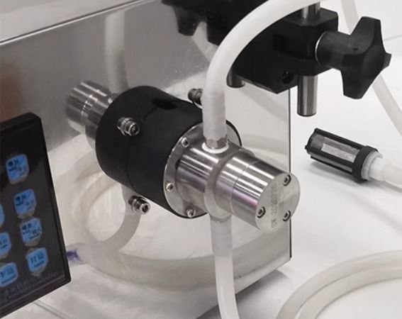 Yarı Otomatik Manyetik Pompa Doldurma Makinesi Hafif Korozyona Dirençli El Alkol Su Ajansı Doldurma Makinesi